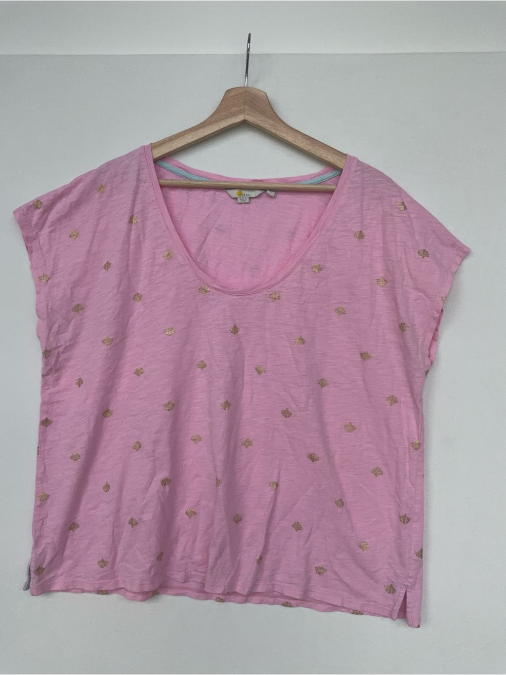 Boden Pink Short Sleeve Scoop Neck Top with Gold Shell Print